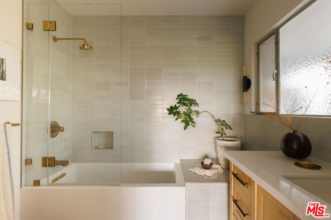 Building Photo - 1575 E Loma Alta Dr