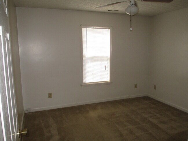 Building Photo - 2 Bedroom, 1 bath apartment - Downstairs U...