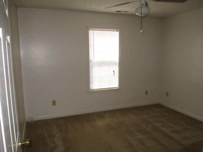 Building Photo - 2 Bedroom, 1 bath apartment - Downstairs Unit