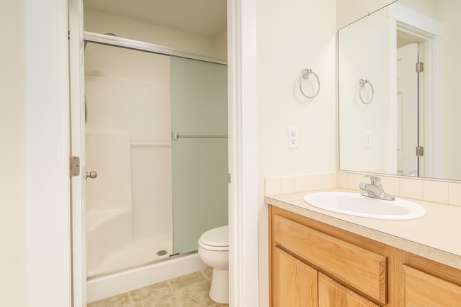 Building Photo - Gorgeous 3x2.5 duplex unit with a fenced b...