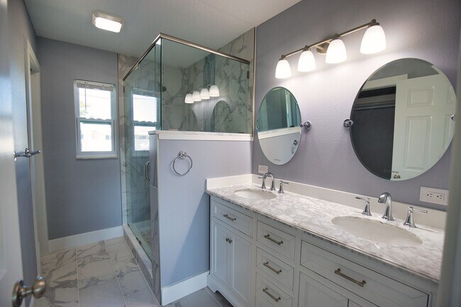 Building Photo - Annual Recently Updated Unfurnished Single Family Home in South Venice!