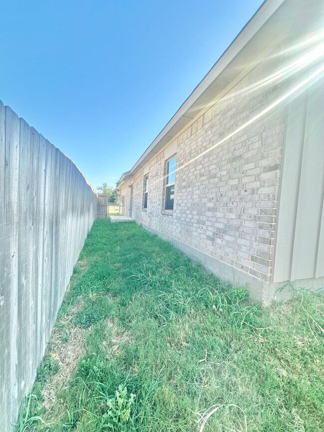 Building Photo - 3412 Abraham Dr