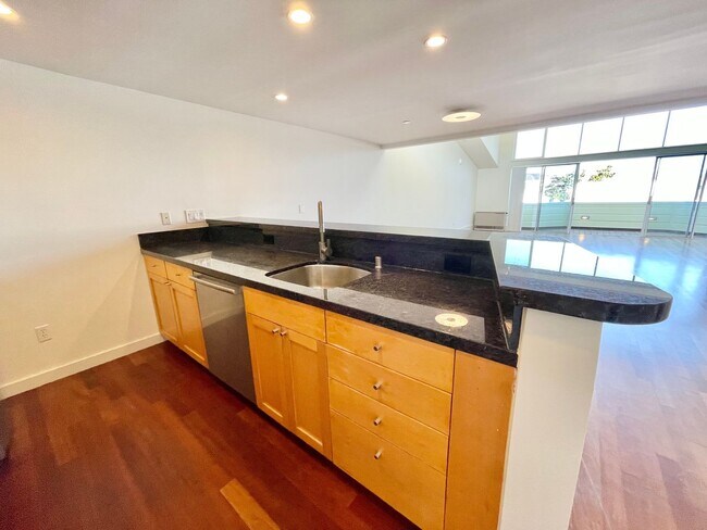 Building Photo - Sun Drenched Mission Loft! Top floor/Penthouse unit! 1BD/2BA! 1,202 SqFt! Parking! Laundry! Stora...