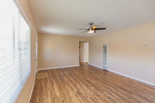 Building Photo - Spacious 4 Bedroom Home