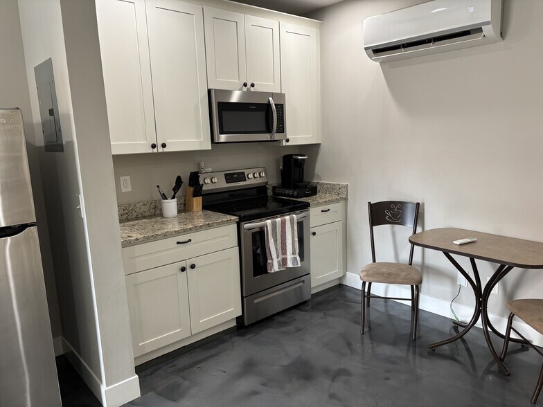 Building Photo - 223 Main St