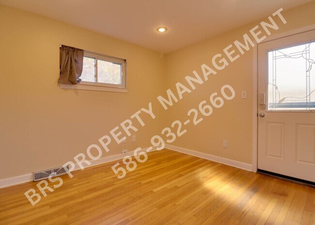 Building Photo - 3 Bedroom 2 bathroom house in Royal Oak.