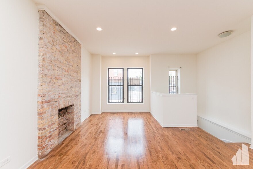 Building Photo - 2835 W Medill Ave