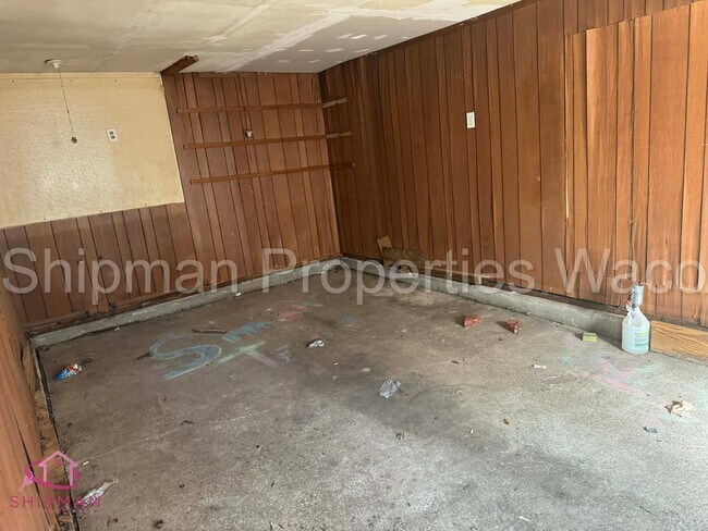 Building Photo - 3917 Maple Ave