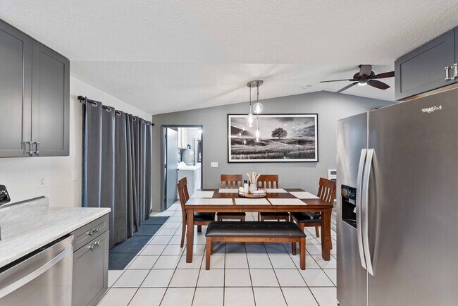 Building Photo - GORGEOUS 3 Bedroom (+BONUS ROOM!) 2 Bath Home with RV/Boat storage near beaches and shopping!