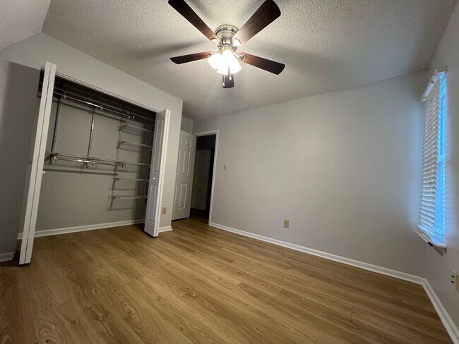 Building Photo - Move-in Ready!