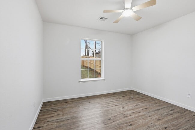 Building Photo - 1525 NE 8th St