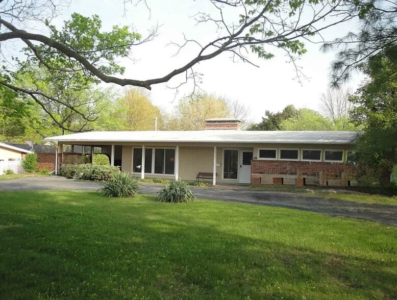 Building Photo - 2205 Country Club Dr