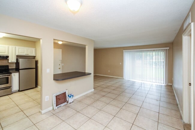 Building Photo - Spacious 2/1 Condo In The Carrington Park ...