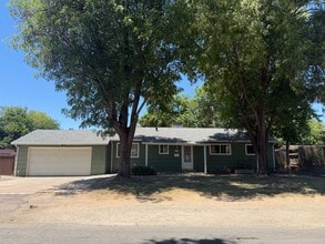 Building Photo - 4 bedroom house in Orangevale on a huge lot