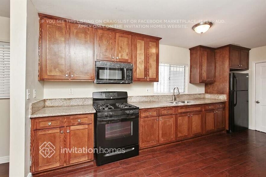 Building Photo - 1522 W 60th St