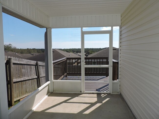 Building Photo - Easy access to Whiting Field & Pensacola!