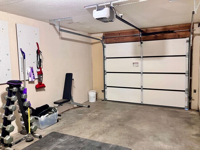 Building Photo - Newly Renovated Close to Intel