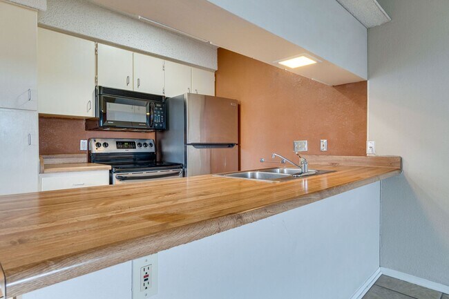 Building Photo - K2017 - Pointe #48