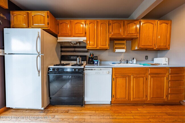 Building Photo - 120 Evergreen Ln