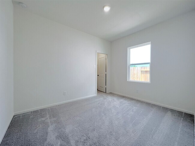 Building Photo - 680 Amesbury Rd