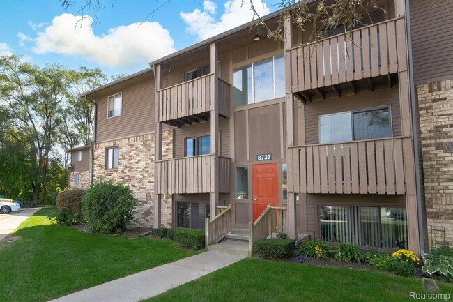 Primary Photo - 8737 Green Willow St