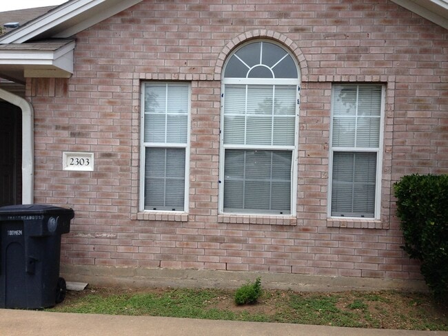 Building Photo - Spacious Duplex Available for  Lease!