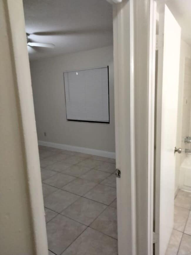 Building Photo - Large 1 Bed 1 Bath in Lauderdale Lakes