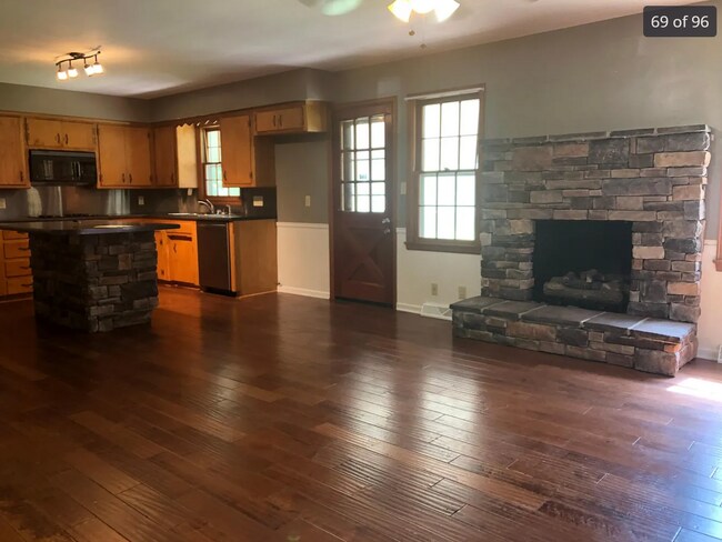 Building Photo - Charming Home in a Prime Central Springfield Location