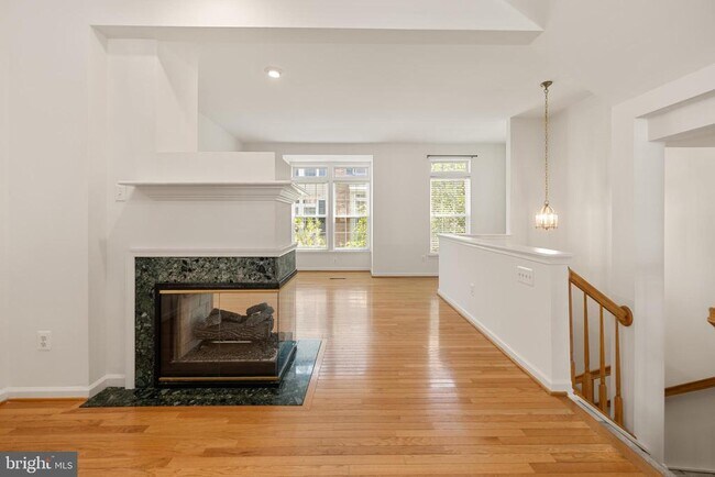 Building Photo - 956 Harrison Cir