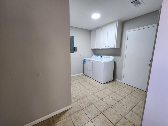 Building Photo - 8023 S Braeswood Blvd