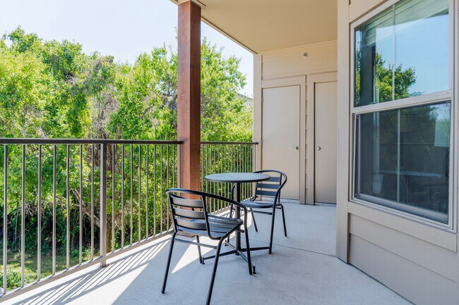 Building Photo - 1501 W Howard Ln