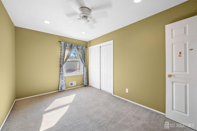 Building Photo - 31 Buttonwood Dr