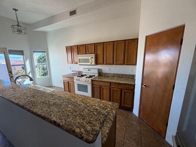 Building Photo - 3-Bedroom House!