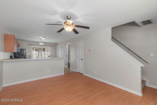 Building Photo - 2 Bed 2.5 Bath Townhome