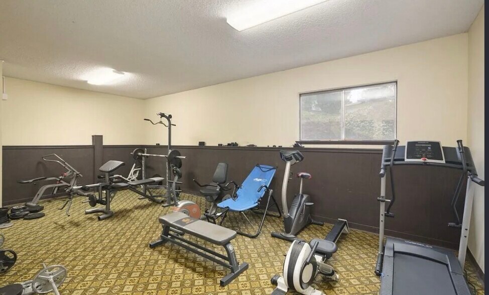 Building Photo - 200 SW Florence Ave