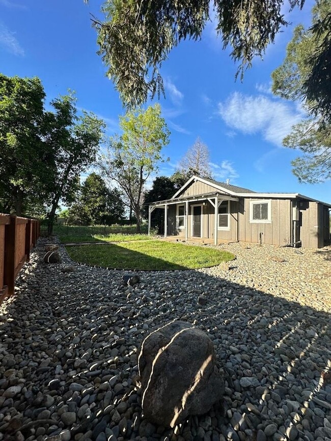 Building Photo - Charming One Bedroom in the Heart of Red Bluff! Pet Friendly!