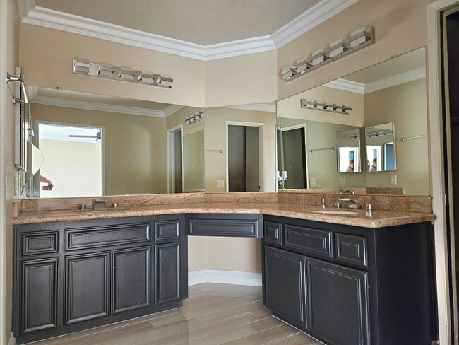 Building Photo - Beautiful condo ready for you to move into!