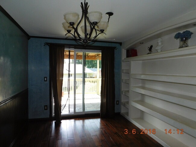 Building Photo - Beautifully Custom Updated 3BD/1.5BA Home ~ Gorgeous Kitchen & Master Bedroom!