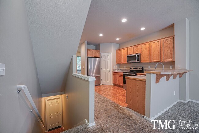 Building Photo - 1495 NE Lockheart Ln