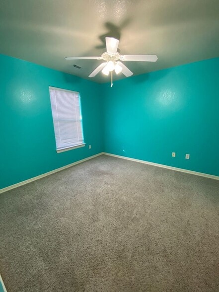 Building Photo - 221 Milas St