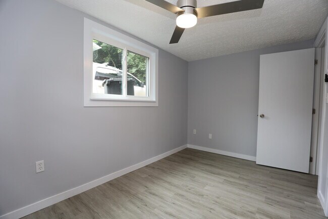 Building Photo - 1232 E Henry Clay Ave
