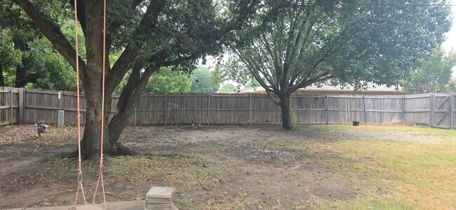 Building Photo - 1833 Skyline Dr