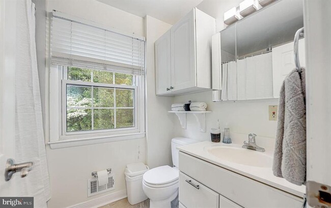 Building Photo - 2221 Senseney Ln