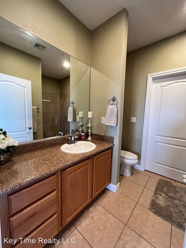 Building Photo - 3 br, 3 bath House - 3575 McCormick Blvd D201