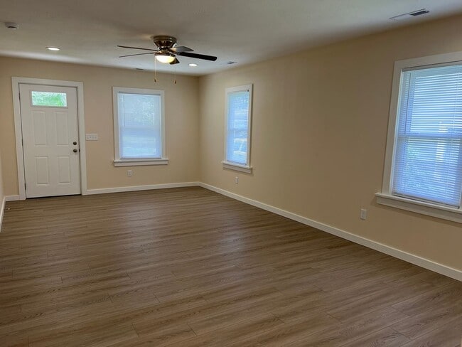 Building Photo - Recently Updated 3 Bedroom near OTC