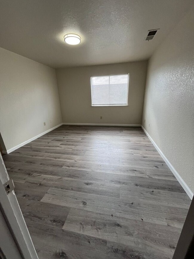 Building Photo - No Deposit