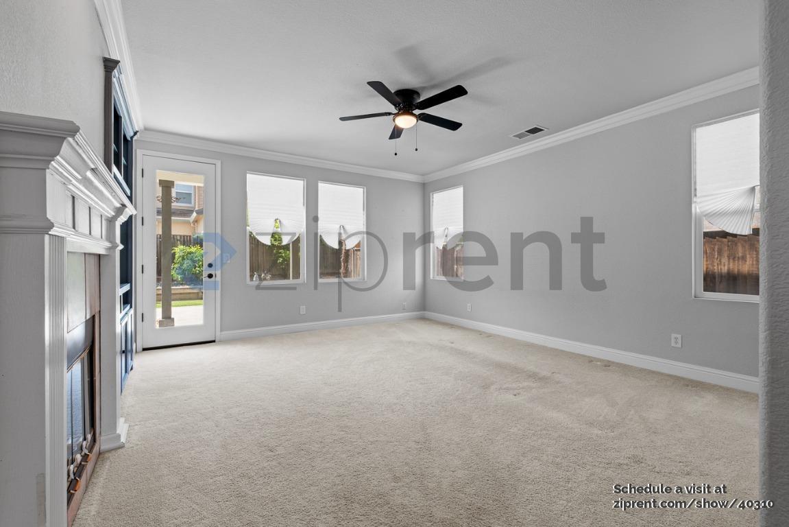 Building Photo - 2862 Safford Ave