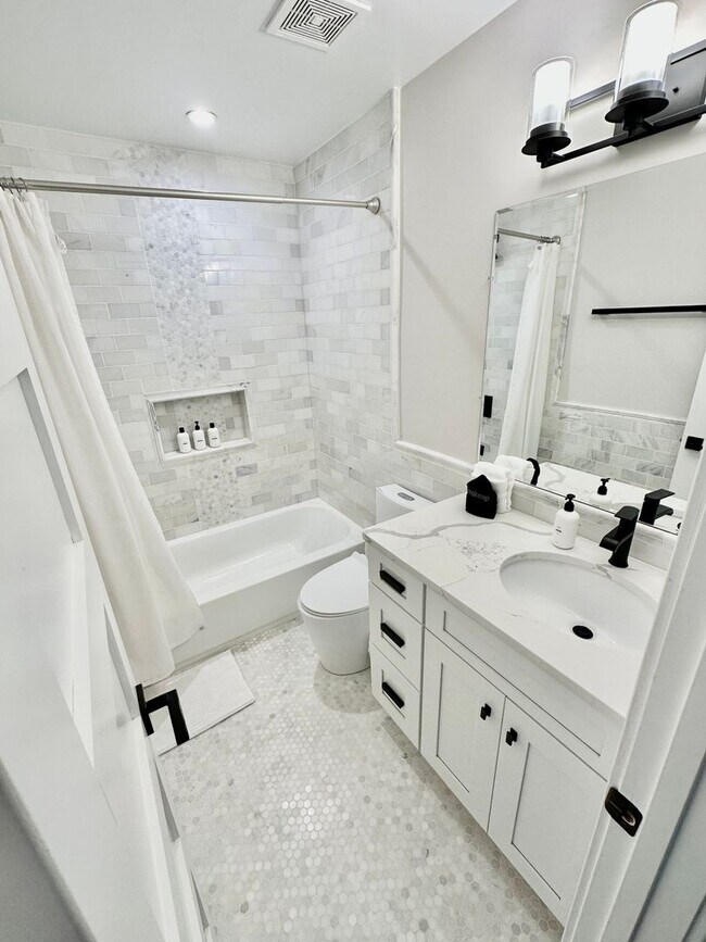 Building Photo - Luxury Rowhouse Living in Columbia Heights (w/Solar!)