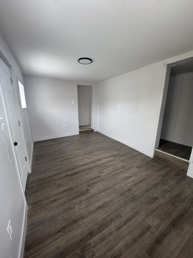 Building Photo - Welcome to this spacious 3-bedroom, 1-bathroom home located in the heart of Washington Courthouse...