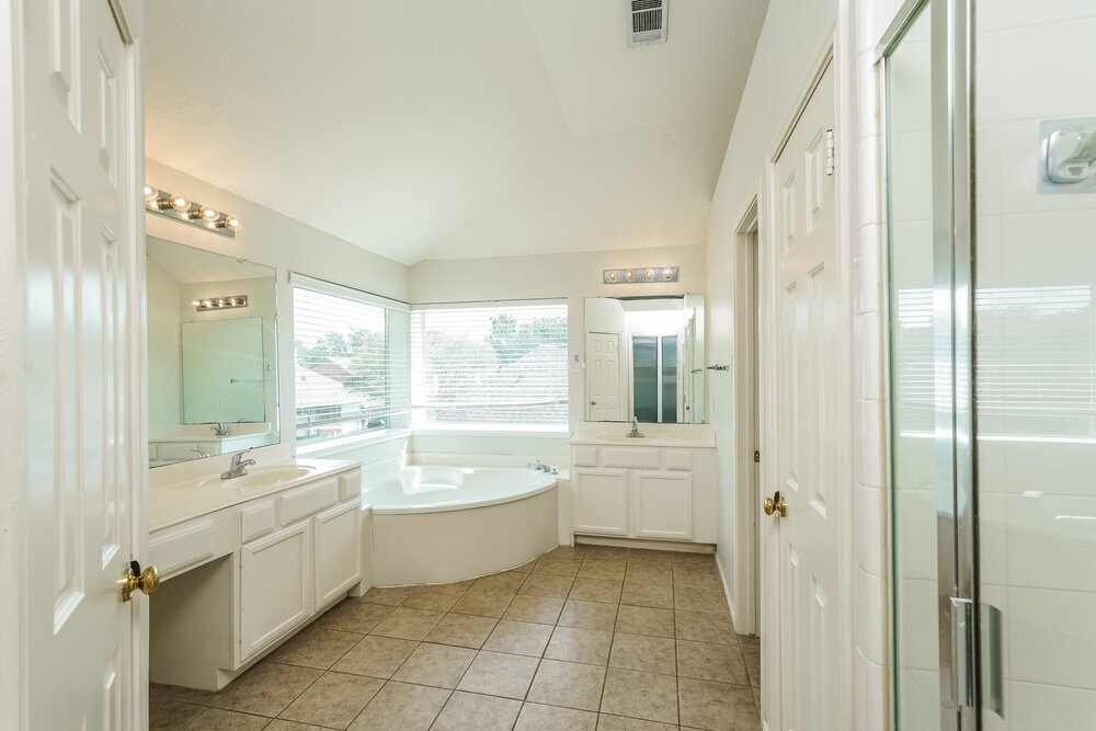 Building Photo - 17902 Scenic Oaks Dr